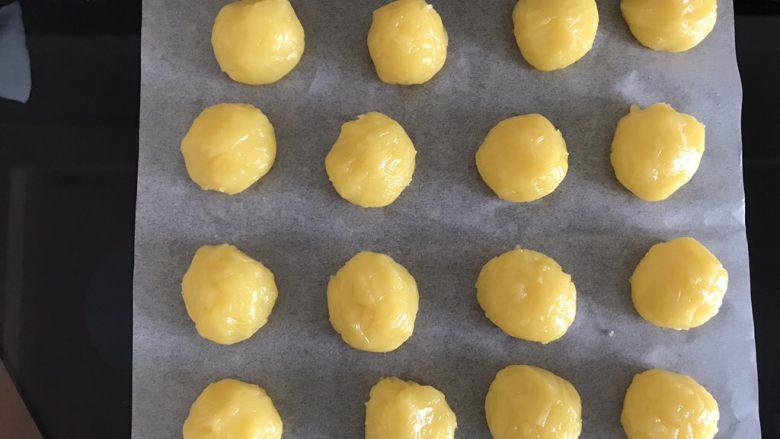 奶黄冰皮月饼,奶黄馅同样分成25克一个,揉圆