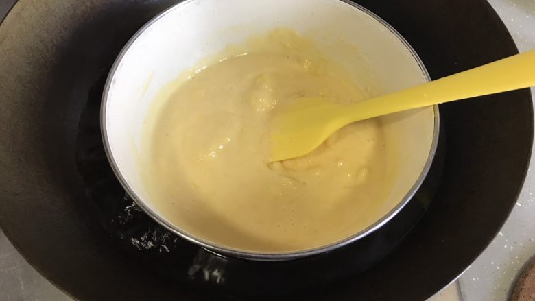 奶黄冰皮月饼,蒸了两个5分钟后就不用再盖锅盖了,用刮刀不断搅拌至水份全部蒸干。奶黄馅要蒸的干一些,不停搅拌。注意别被烫到了。