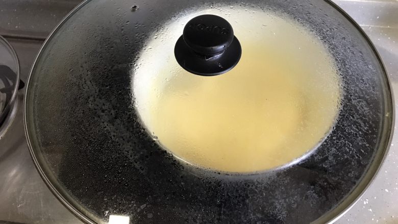 奶黄冰皮月饼,盖上锅盖,蒸5分钟后打开锅盖搅拌一下,防止底部结块。再盖上锅盖蒸5分钟。
