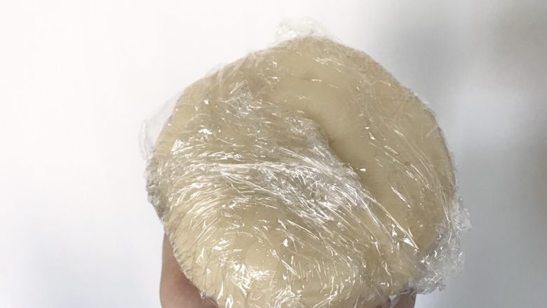 奶黄冰皮月饼,包上保鲜膜,放凉备用。