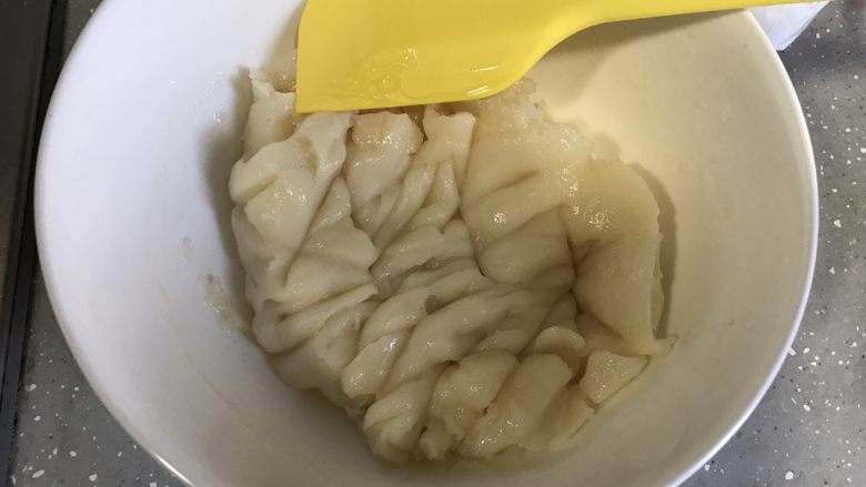 奶黄冰皮月饼,将蒸好的冰皮用刮刀切割成小块,放置不烫手,用手揉置油全部吸收