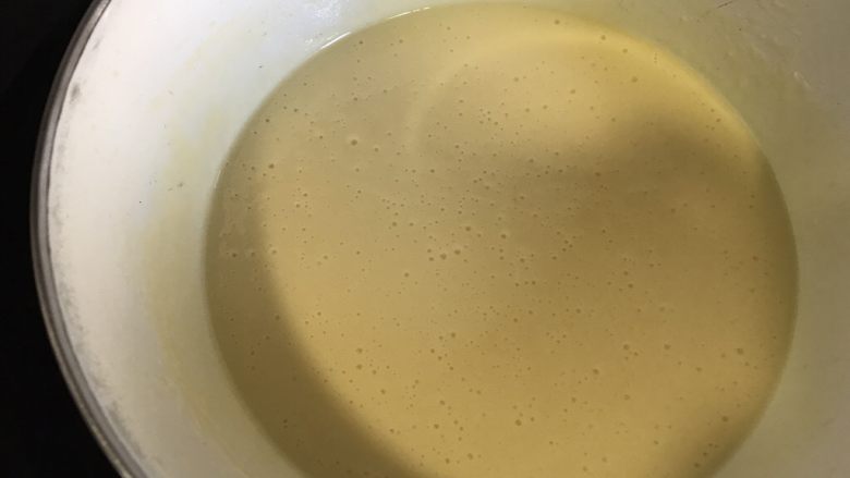 奶黄冰皮月饼,放入锅里隔水加热,继续用手抽搅拌,黄油融化后油水分离的状况就消失了。