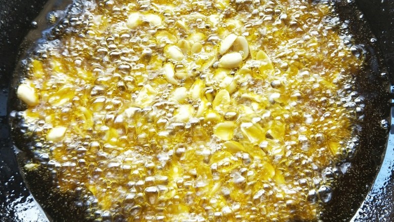 酒鬼花生,锅里放入油加热 ,放入花生油炸,炸的过程用中火,一定要掌握好火候
