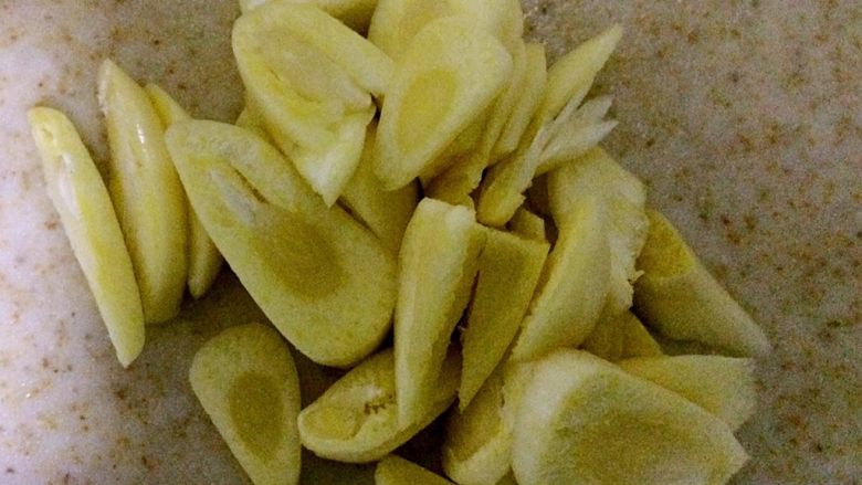 翠玉黄瓜卷,大蒜切片晾15分钟,方便大蒜素更好析出,然后放在黄瓜卷上。