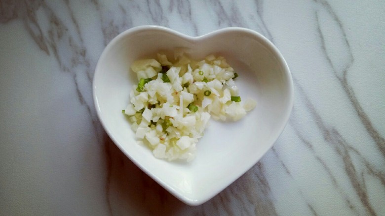 长豇豆棒棒糖,蒜,葱去皮,切碎,