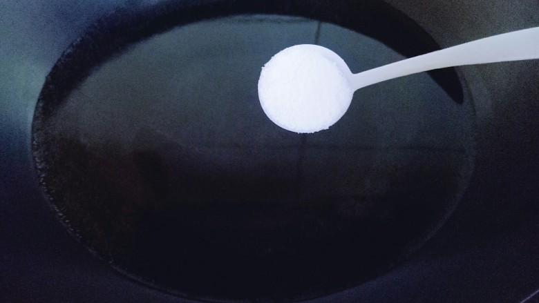 长豇豆棒棒糖,锅中加入水,大火烧开,加入一勺盐,再加入2勺食用油。