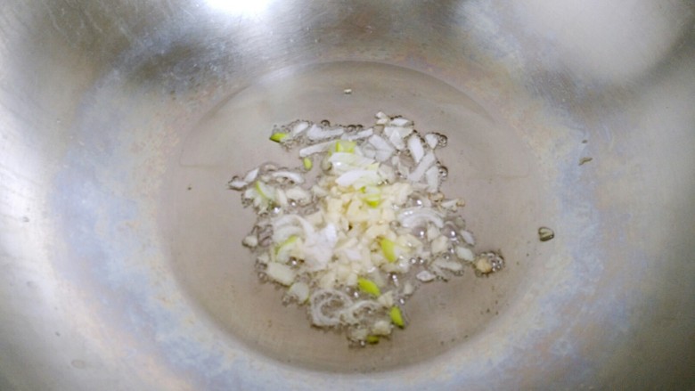 土豆培根炒米饭,加入蒜末葱花爆香!