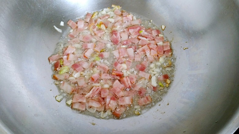 土豆培根炒米饭,加入培根,翻炒均匀。