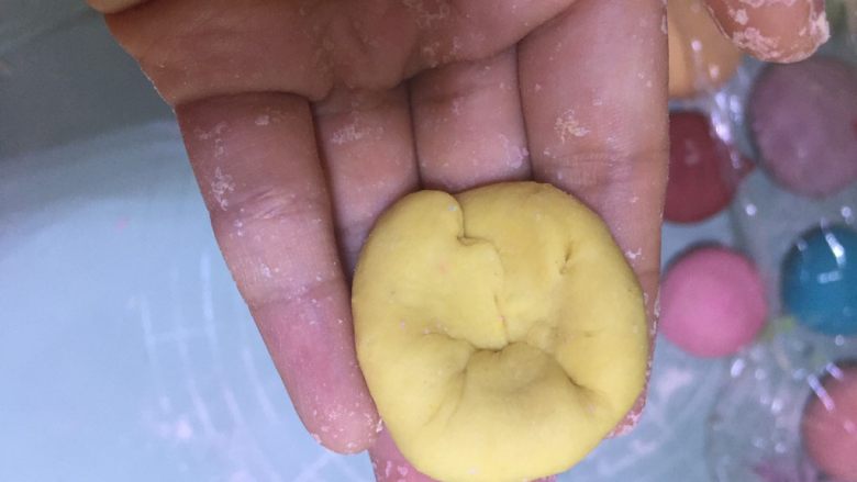 棒棒糖馒头,取一小块面团(面团大小取决的你想做多大)用拇指把四边往里收收成这样的圆形,记得把剩余的面团用保鲜膜盖起来