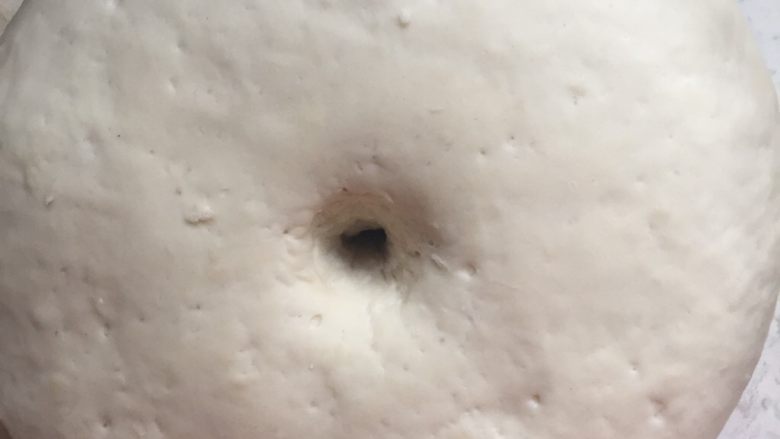 棒棒糖馒头,放到温暖处发酵到两倍大,用食指沾面粉在中间戳个洞不回缩就可以了