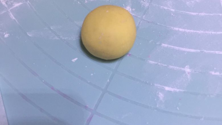 棒棒糖馒头,然后收口朝下放在左手里右手开始快速揉,揉圆表面光滑