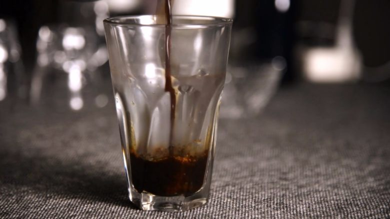 一杯黄油啤酒,带你走进哈利波特的魔法世界,均匀后,再一起带入准备好的酒杯中