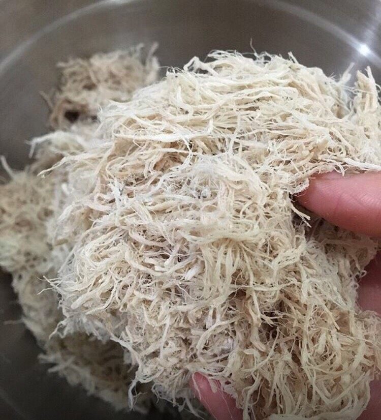 自制棉花猪肉松,用手耐心地撕成条,尽量细些!这个过程很考验耐心哦~如果家里有电动打蛋器,可以用打蛋器,这样可以减少很多撕手撕的时间!