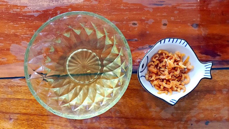金钩海米蒜蓉茄汁炒菜花,这时候海米也已经泡好了,捞出来,沥干水分,备用!
水不要倒掉哦,等下要用的!