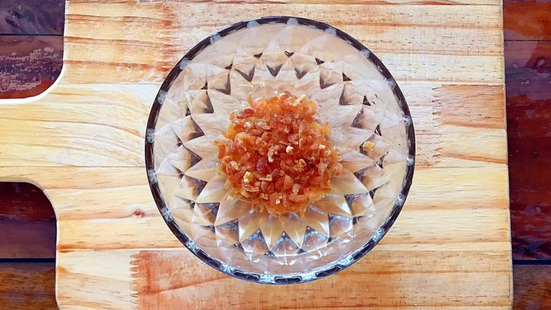 金钩海米蒜蓉茄汁炒菜花,金钩海米稍微冲洗一下,用温开水泡上,备用!