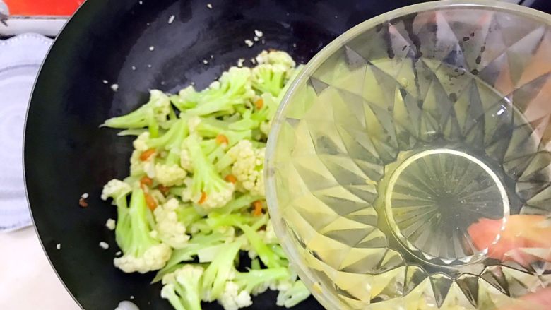 金钩海米蒜蓉茄汁炒菜花,倒入刚刚泡海米的水!