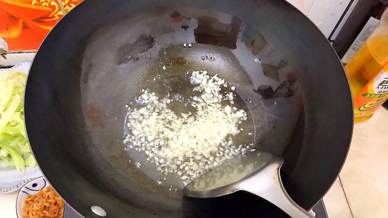 金钩海米蒜蓉茄汁炒菜花,小火煸炒蒜末片刻!