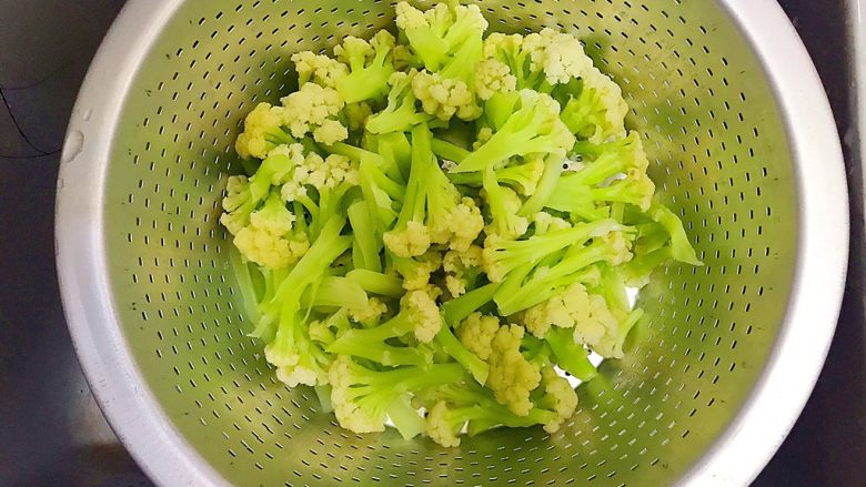 金钩海米蒜蓉茄汁炒菜花,煮好之后捞出菜花,沥干水分,备用!