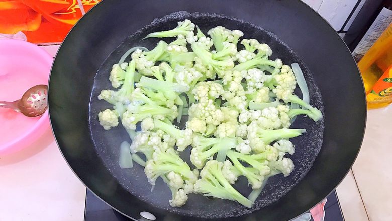金钩海米蒜蓉茄汁炒菜花,水开后将菜花倒入,煮两分钟!