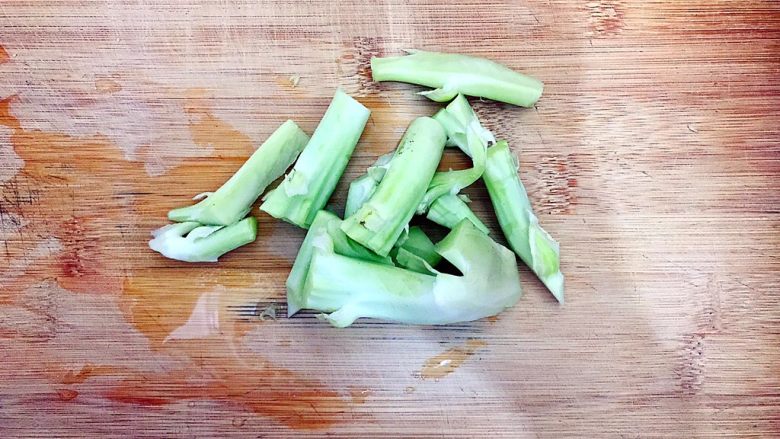 金钩海米蒜蓉茄汁炒菜花,剪下来的菜梗不要扔掉哦!