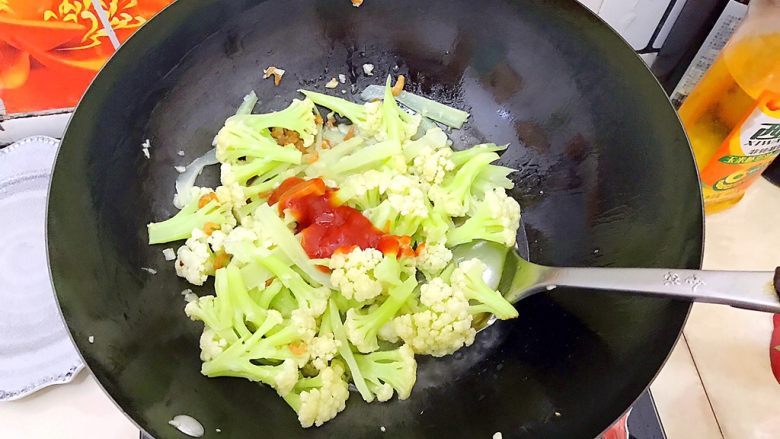 金钩海米蒜蓉茄汁炒菜花,加入适量<a style='color:red;display:inline-block;' href='/shicai/ 699'>番茄酱</a>!
喜欢浓郁点的就多加一点,喜欢稀淡一点的就少加一点,随你喜欢!