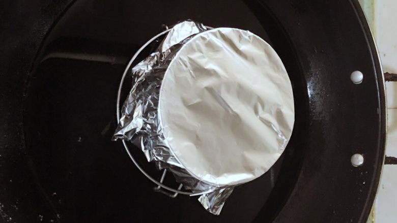 秋葵蒸嫩蛋 宝宝辅食10M+,锅内放入适量的水,碗用锡箔纸或者盘子盖住,大火蒸十分钟