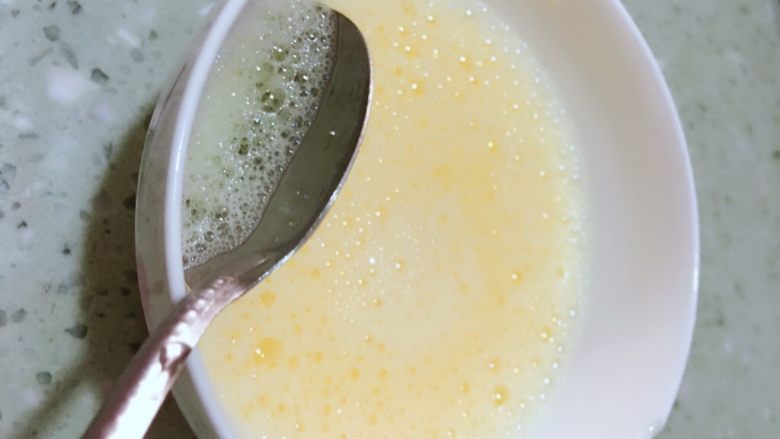 秋葵蒸嫩蛋 宝宝辅食10M+,鸡蛋打散后加入两倍的水,撇去浮沫