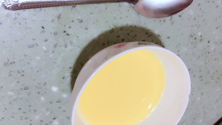 秋葵蒸嫩蛋 宝宝辅食10M+,加入适量的盐和两滴油