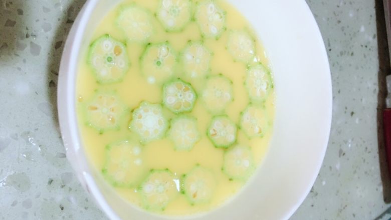 秋葵蒸嫩蛋 宝宝辅食10M+,将秋葵放进蛋液中,数量随自己喜好