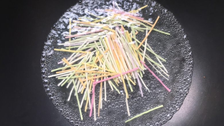 龙利鱼番茄彩虹果蔬高汤面,锅里放冷水,面条冷水入锅,水开后再煮1分钟左右。冷水入锅面条容易煮软些噢。