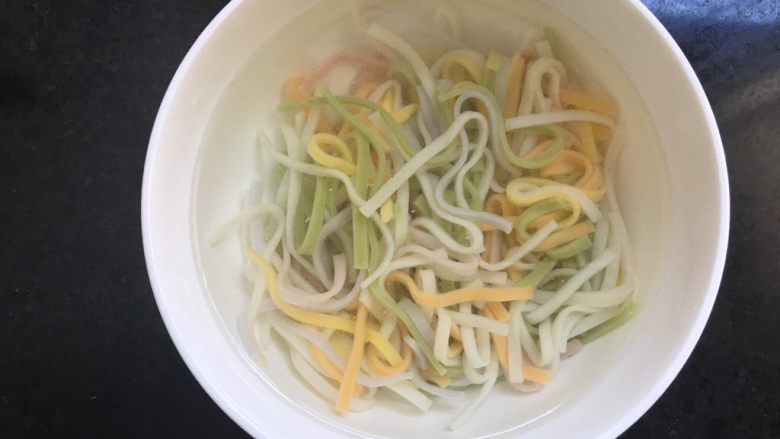 龙利鱼番茄彩虹果蔬高汤面,另取一碗装冷水,两沥干水后的面条放入,这样面条不容易粘黏也会更好吃。