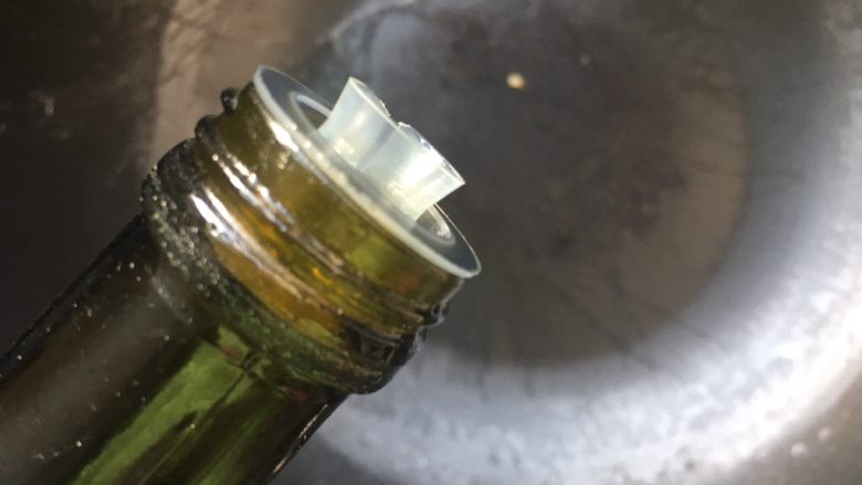 龙利鱼番茄彩虹果蔬高汤面,锅里滴几滴亚麻籽油,亚麻籽油营养丰富,被称为“知识份子之油”,比市面其他常见油的品种更适合宝宝噢,值得推荐。