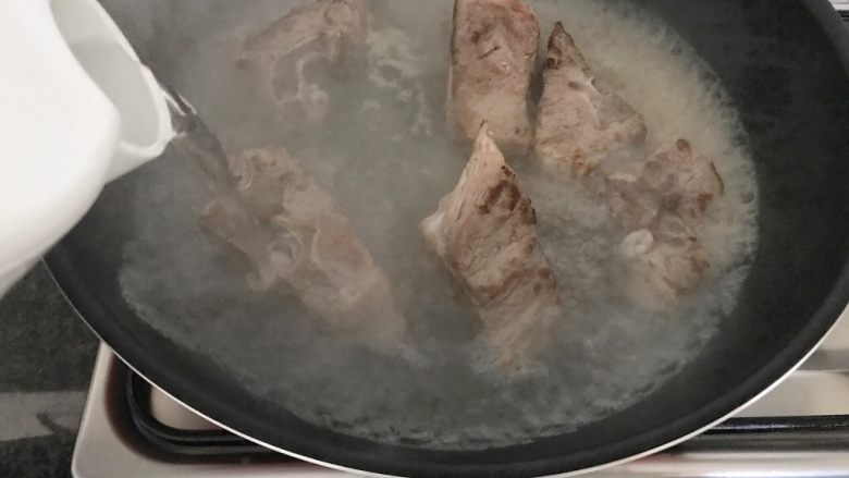 木瓜炖蟲草花肉骨汤,加入开水,