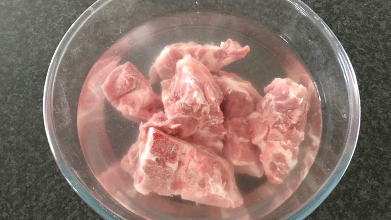 木瓜炖蟲草花肉骨汤,首先将肉骨浸泡在清水里10-20分钟(去血丝)