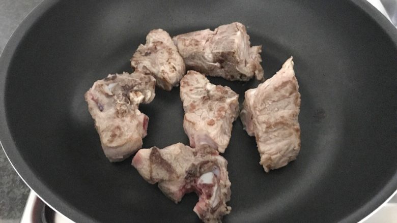 木瓜炖蟲草花肉骨汤,煸至表面金黄锅里冒烟,