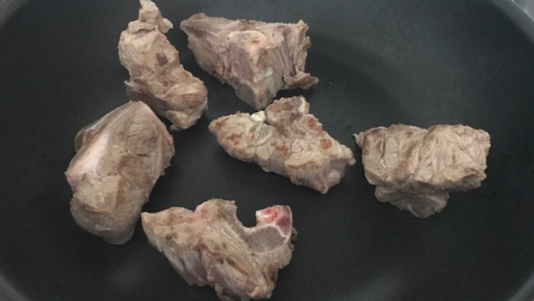 木瓜炖蟲草花肉骨汤,开大火直接把肉骨下锅(如果喜欢吃得清淡些的就不需要加油),