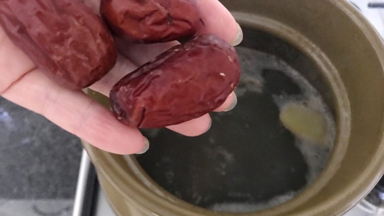 木瓜炖蟲草花肉骨汤,再将大红枣也加进来,