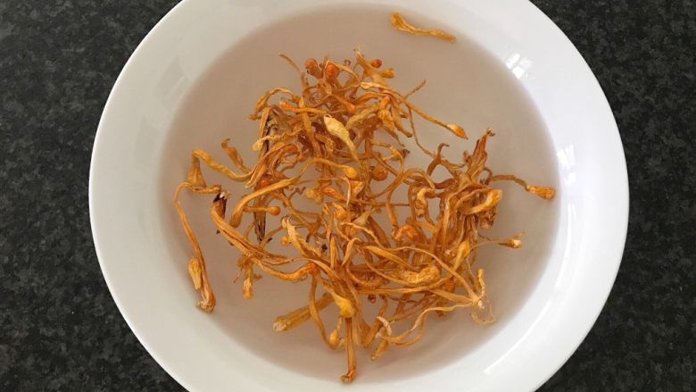 木瓜炖蟲草花肉骨汤,再把蟲草花泡入清水中,(5分钟就可以了,不需要冲洗,不然营养会流失的)然后沥干备用,