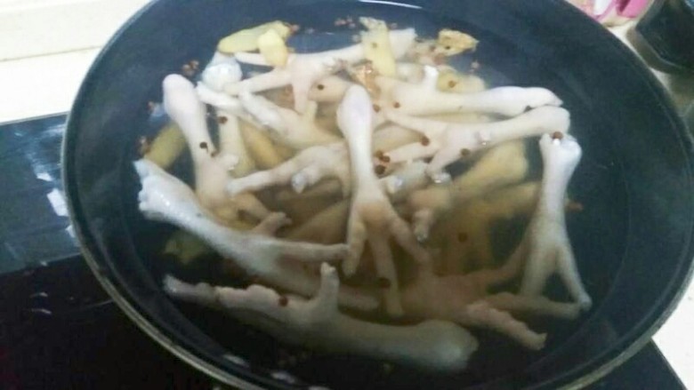 香辣红烧鸡爪,将鸡爪放入烧开的水中煮,煮沸后继续煮10分钟左右