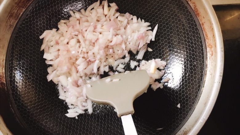 私房咖喱鸡饭,热锅冷油,将洋葱丁加入锅中翻炒片刻出香味即可盛出