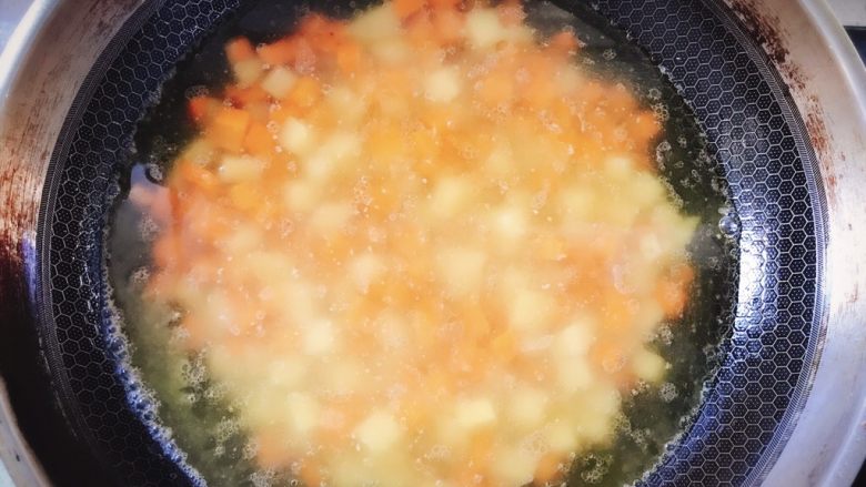 私房咖喱鸡饭,加入适量的水,将胡萝卜块和土豆块煮熟至软烂即可(水要没过食材)