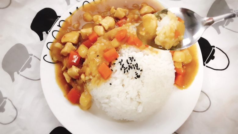私房咖喱鸡饭,咖喱味浓,鸡肉块嫩,一口满足~