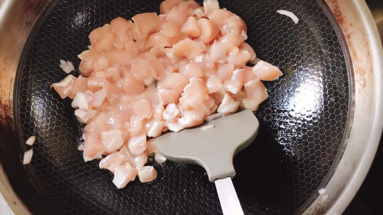 私房咖喱鸡饭,热锅冷油,放入鸡肉块炒熟即可盛出