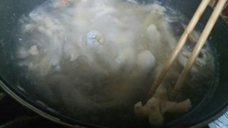 香辣红烧鸡爪,用筷子扎一下鸡爪,能扎透就熟了,熟了就关火