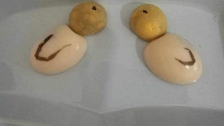 小鸟早餐,再用紫菜切出翅膀