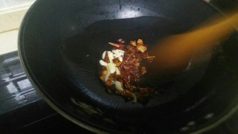 香辣红烧鸡爪,将辣椒,蒜放入油中,炒出香味即可