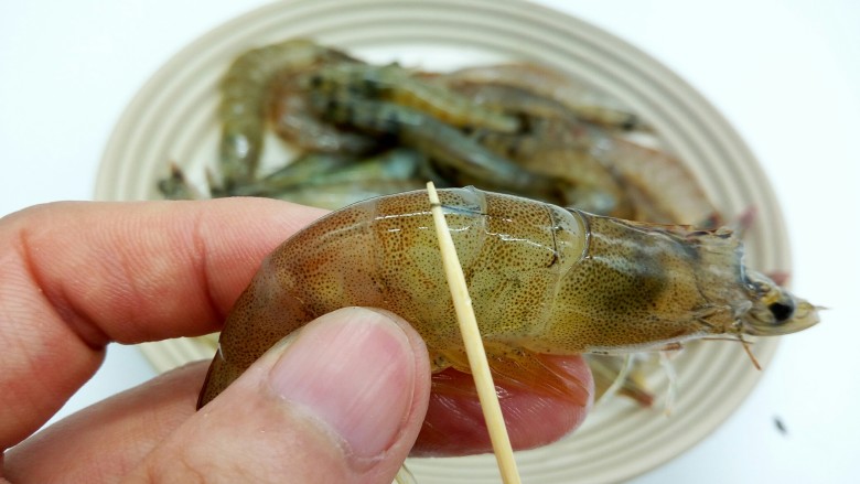 #咸味#海鲜香菇年糕汤,用牙签挑去虾线,轻轻一拉就出来了