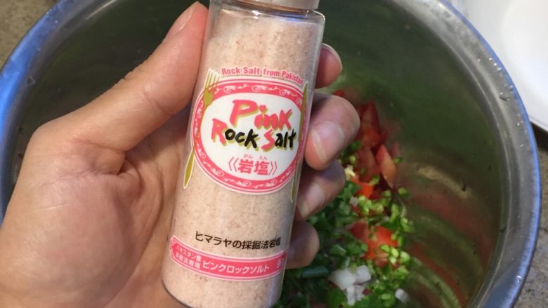 墨西哥风味牛肉沙拉,加半勺盐,今儿新买的粉色岩盐,试试看。普通盐就可以。