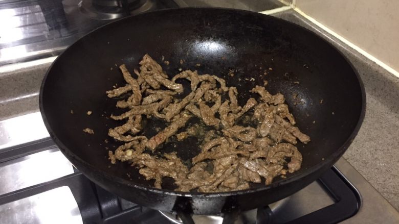 墨西哥风味牛肉沙拉,热锅抹油,放入腌好的牛肉丝,翻炒至全部变熟。今儿买的澳洲和牛,好嫩。