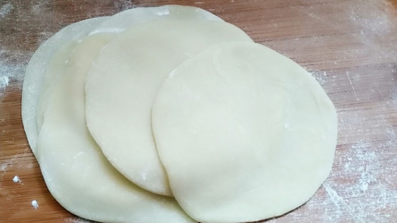 糯米糍冰激凌,把面团像擀饺子皮一样擀成圆形面饼(擀面杖上最好也摸少许熟糯米粉,这样就不会粘了)